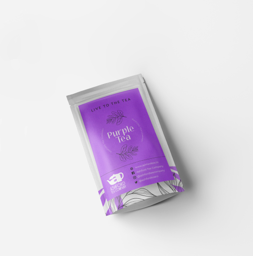 Paquete de té púrpura con diseño moderno, destacando la frase "LIVE TO THE TEA" y el nombre "Purple Tea", representando productos de branding para empresas.